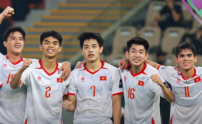 Sân quần vợt với một vận động viên đang giao bóng, tượng trưng cho các kèo cược quần vợt tại Awin68